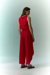 Pantalón rojo de lino con tajos laterales.