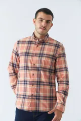 Camisa de hombre a cuadros color salmón, azul y beige, de corte slim fit, manga larga, con cartera abotonada, logo bordado y bolsillos. Confeccionada en algodón.