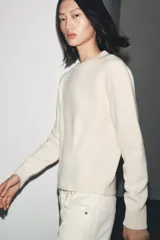 Jersey de punto de cuello redondo y manga larga, con acabados en rib en puños, cuello y bajo.