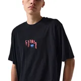 Remera negra de manga corta con estampado frontal con el texto "Former" en color rojo y azul.