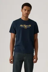 Remera de hombre Levi's de corte relajado, color azul marino con logo de la marca estampado en el pecho en color amarillo.