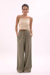 Pantalón palazzo negro de tiro alto con cintura elastizada y cordón ajustable.