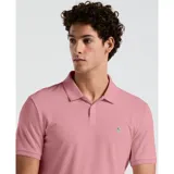 Polo rosado de piqué con cuello clásico, tapeta de dos botones y logo bordado en el pecho.