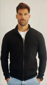 Campera de algodón color negro, con cierre frontal completo, cuello alto y puños y ruedo acanalados.