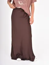 Falda larga de corte recto y caída fluida, confeccionada en tela satinada color chocolate.