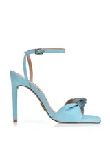 Sandalia de tacón alto color amarillo con pulsera al tobillo y detalle de moño con strass en la capellada.