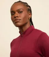 Campera deportiva de corte ajustado, confeccionada en tejido seamless de poliamida y elastano. Presenta cuello alto, cierre frontal con cremallera y textura acanalada.