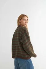 Cardigan de punto con diseño de rayas horizontales en tonos verde y marrón, cuello en V y cierre frontal con botones.