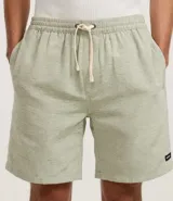 Bermuda de sarga con estampa rayada en color gris, de corte recto y largo por encima de la rodilla. Posee cintura elástica ajustable mediante cordón blanco y bolsillos laterales.