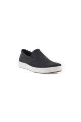 Zapatillas Ecco Soft 7 sin cordones, color negro con capellada de cuero perforado y detalles en gamuza. Suela blanca con base marrón.