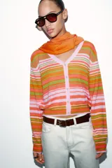 Chaqueta de punto con cuello en pico y cierre frontal de botones. Presenta un diseño de rayas horizontales en tonos naranja, verde y rosado, con mangas largas y puños ajustados.