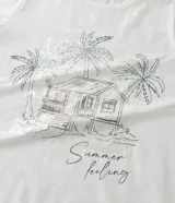 Remera de algodón color blanco, manga corta y cuello redondo, con un estampado lineal de una cabaña tropical rodeada de palmeras y la frase "Summer feeling". Algunas partes del estampado tienen lentejuelas transparentes.
