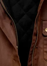 Parka color marrón con efecto encerado, diseño recto y manga larga. Cuenta con cuello camisero de pana, cierre frontal de cremallera y botones a presión, múltiples bolsillos de parche con solapa y forro interior.