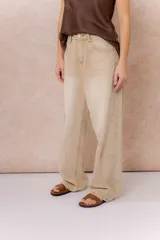 Jean wide leg de tiro alto y lavado claro, con cinco bolsillos y aplicación de strass en degradé sobre ambos laterales.