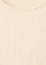 Top de punto fino y diseño entallado, color beige, con cuello redondo y tirantes anchos sin mangas.