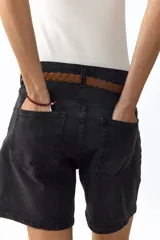 Short de denim negro de talle alto con diseño de cinco bolsillos y cierre de cremallera con botón.