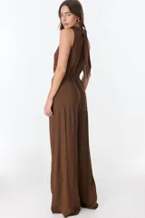 Mono marrón sin mangas, con cuello alto fruncido y lazo en la cintura.