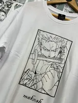 Remera blanca de algodón con cuello redondo y estampado de Zoro de One Piece en el frente.