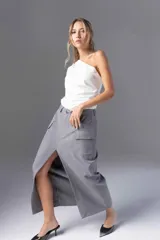 Falda midi negra con tajo lateral, bolsillos cargo y presillas para cinturón.