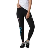 Calza larga de algodón y elastano color negro, con logo de New Balance estampado en la pierna izquierda en colores rosa y celeste.