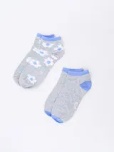 Pack de dos pares de medias tobilleras con diseños estampados: un par con estampado de lunares y rayas horizontales, y otro par con estampado de líneas onduladas tipo cebra.