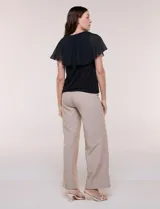 Blusa de corte recto Cable & Gauge, color blanco, con escote redondo, lazo central para anudar y volados fluidos en el frente y las mangas.