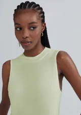 Musculosa naranja de tela acanalada con cuello alto y corte ajustado.