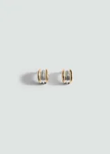 Pendientes de aro pequeños con diseño bicolor en relieve, que combina tonos dorados y plateados. Cuentan con cierre metálico a presión.