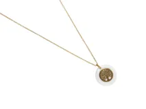 Collar dorado con dije circular blanco y dorado con diseño de árbol de la vida.