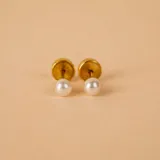 Aros abridores de oro amarillo 18k con perla de cultivo blanca.