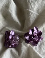 Par de caravanas con forma de flor, hechas a mano en porcelana.