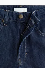 Jean wide leg de tiro alto en denim azul oscuro, de cinco bolsillos, confeccionado en mezcla de algodón y lyocell.