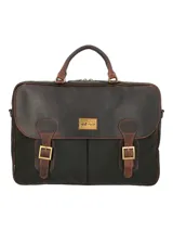 Maletín unisex de diseño clásico, confeccionado en canvas encerado de color verde oscuro con detalles en cuero natural marrón. Cuenta con solapa frontal con cierre de hebillas metálicas, asa superior reforzada y placa metálica con el logo de la marca.