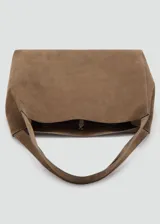 Bolso tipo shopper de gamuza marrón, con doble asa de hombro y diseño estructurado de líneas limpias.