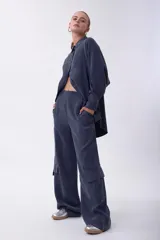 Pantalón cargo azul de tiro alto y corte ancho, con bolsillos laterales con solapa y cintura elástica.