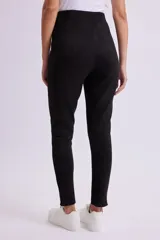 Calza negra de tiro alto, corte ajustado y largo tobillero.