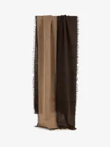 Bufanda de tejido suave y ligero, color bordó con flecos negros y beige en los extremos.