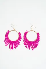 Par de caravanas tipo argolla con flecos de cuentas fucsias.