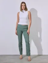 Pantalón de vestir color beige, marca Zac & Rachel, confeccionado en gabardina elastizada. Presenta pretina ancha con faja interna modeladora, largo de pierna con costura frontal pespunteada y bolsillos ojal simulados en la parte trasera.