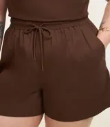 Short color beige de sarga de algodón, con cintura elástica, lazo ajustable y bolsillos laterales. Corte holgado.