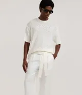 Pantalón de sastrería corte wide leg color blanco, confeccionado en una mezcla de liocel y lino. Presenta cintura con trabillas, cierre tradicional, bolsillos laterales y cinturón de tela con lazo ajustable.