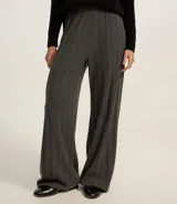 Pantalón de corte recto con cintura alta elástica, confeccionado en tejido acanalado con textura rayada en relieve. Presenta un diseño cómodo y versátil, ideal para uso diario.