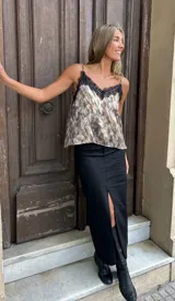 Musculosa estampada con detalles de encaje negro en el escote y los tirantes finos.