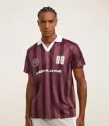 Remera deportiva de fútbol para hombre con cuello polo acanalado, mangas cortas, letras y rayas. Confeccionada con tecnología dry que absorbe el sudor.