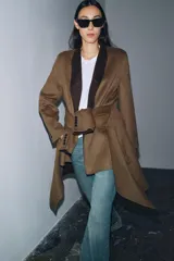 Blazer oversize de Zara Woman Collection confeccionado en mezcla de lana, con cuello sin solapa, manga larga y cierre frontal con botón. Presenta bolsillos delanteros con solapa.