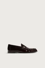 Mocasines de vestir color marrón oscuro, con diseño clásico de antifaz en el empeine y detalle fruncido en la punta.