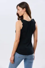 Musculosa azul marino con escote redondo y tirantes decorados con volados fruncidos.