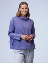 Buzo de jersey color lila con cuello alto y tajos laterales.