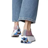 Championes Converse modelo Run Star Hike, con capellada de tejido de punto multicolor, plataforma blanca y suela dentada con detalles en azul y marrón.