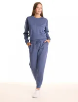 Pantalón tipo jogger de corte holgado, con cintura elástica ajustable mediante cordón, bolsillos laterales y puños elásticos en los tobillos.